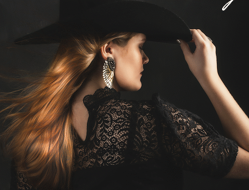 Texas Country Singer-Songwriter Elle Townley Returns With âTaking Off My Halo,â A Bold & Empowering Country Rock Song Rich With History, Available Digitally Everywhere June 27