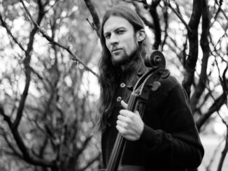 Raphael Weinroth-Browne with cello – publicity photo by Jonathan Lorange
