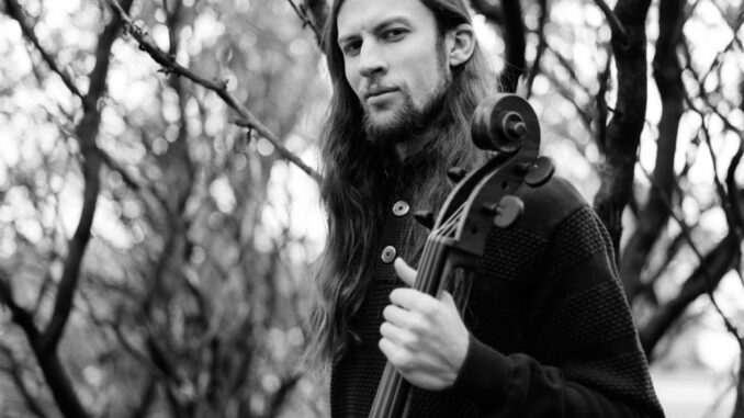 Raphael Weinroth-Browne with cello – publicity photo by Jonathan Lorange