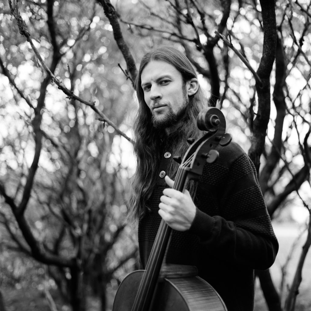 Raphael Weinroth-Browne with cello – publicity photo by Jonathan Lorange